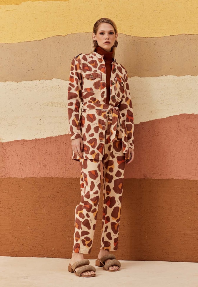 Calça Cenoura Sarja Estampada Sami