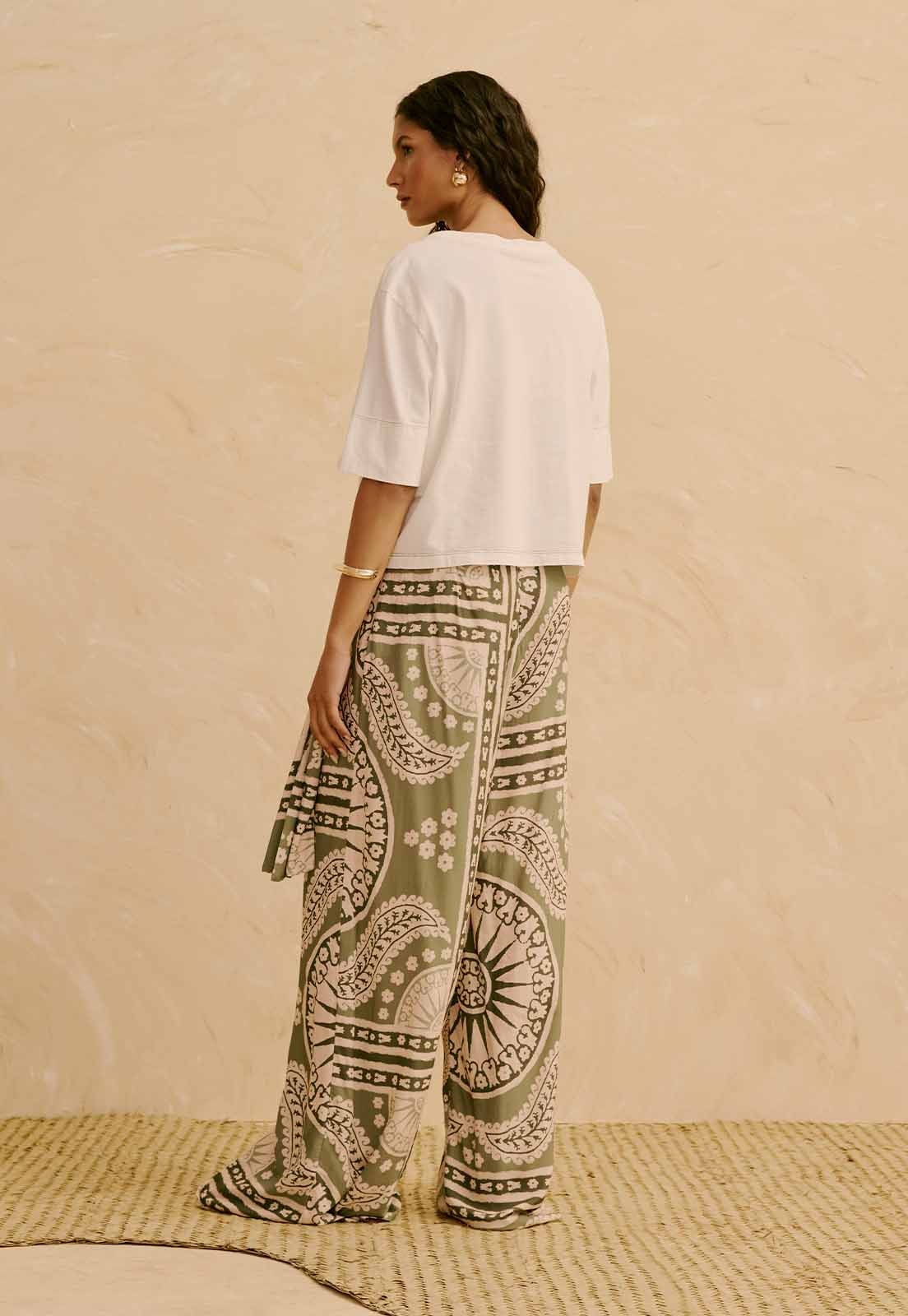 Calça Com Faixa Estampada Incaica Vista Traseira