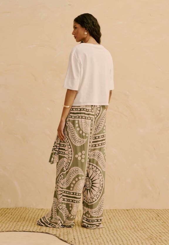 Calça Com Faixa Estampada Incaica Vista Traseira