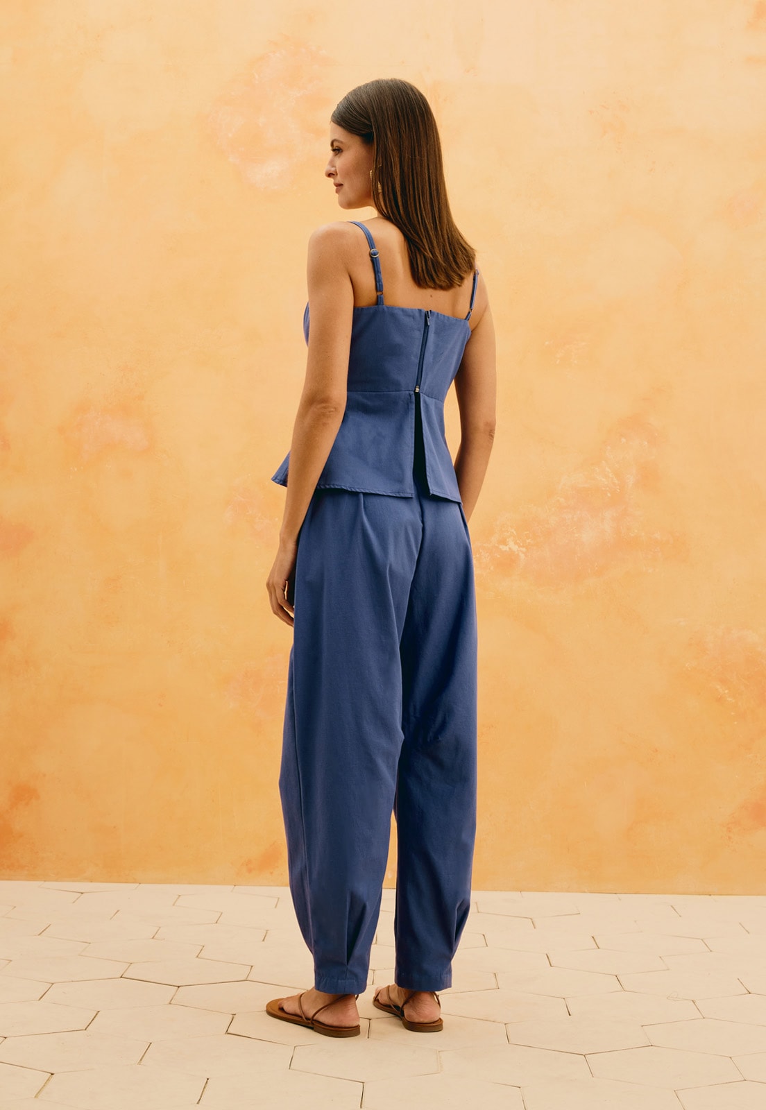 Calça Crop Lisa Vista Traseira
