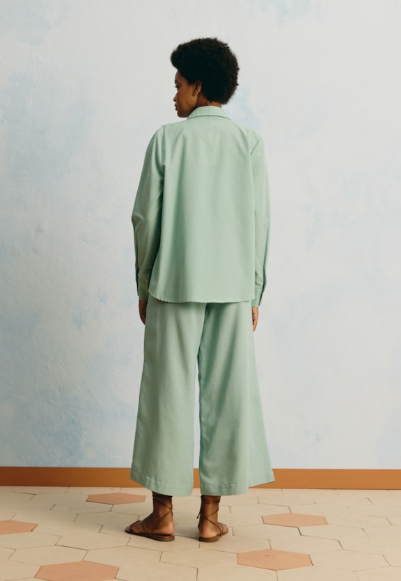 Calça Cropped Lisa Vista Traseira