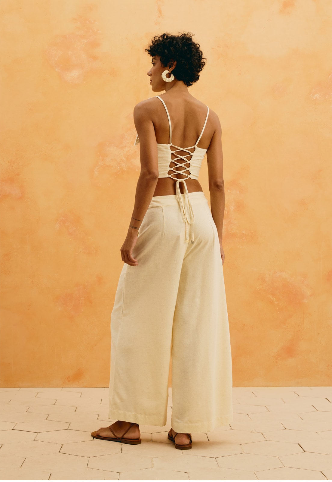 Calça Cropped Lisa Vista Traseira