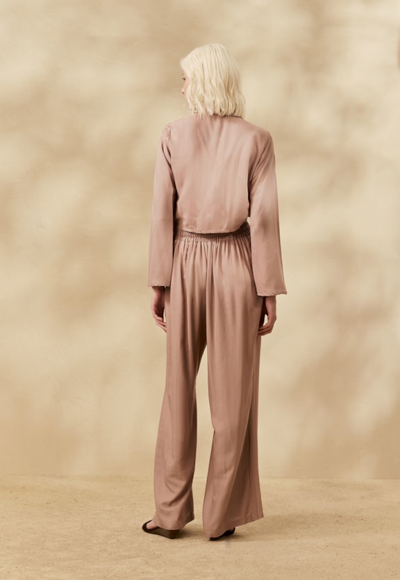 Calça Elástico Costas Lisa  Vista Traseira