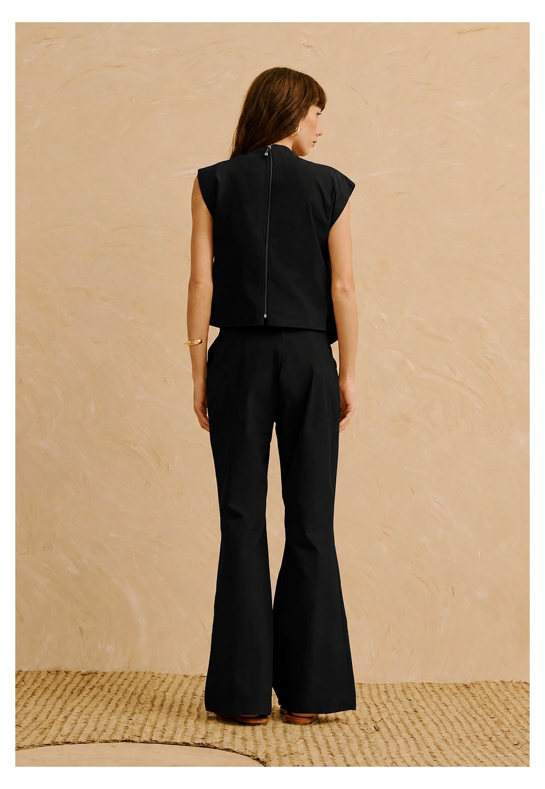 Calça Flare Lisa  Vista Traseira
