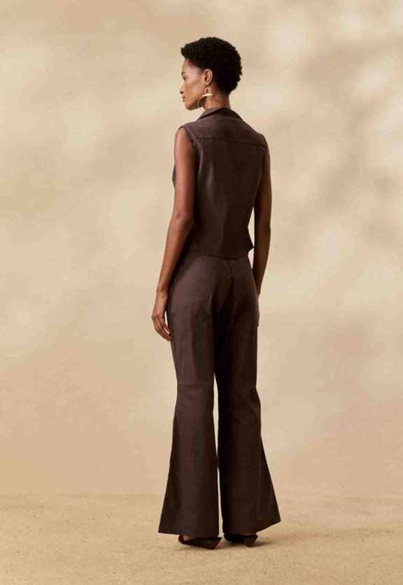 Calça Flare Lisa Vista Traseira