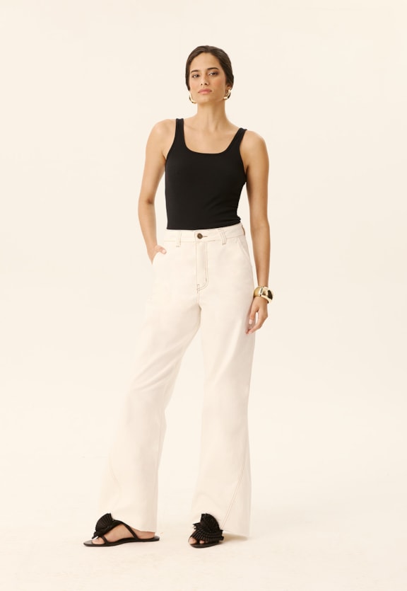 Calça Flare Sarja Lisa Vista Frontal