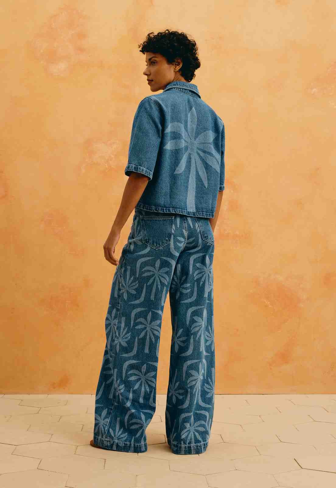Calça Jeans Estampa Laser Coqueiro  Vista Traseira