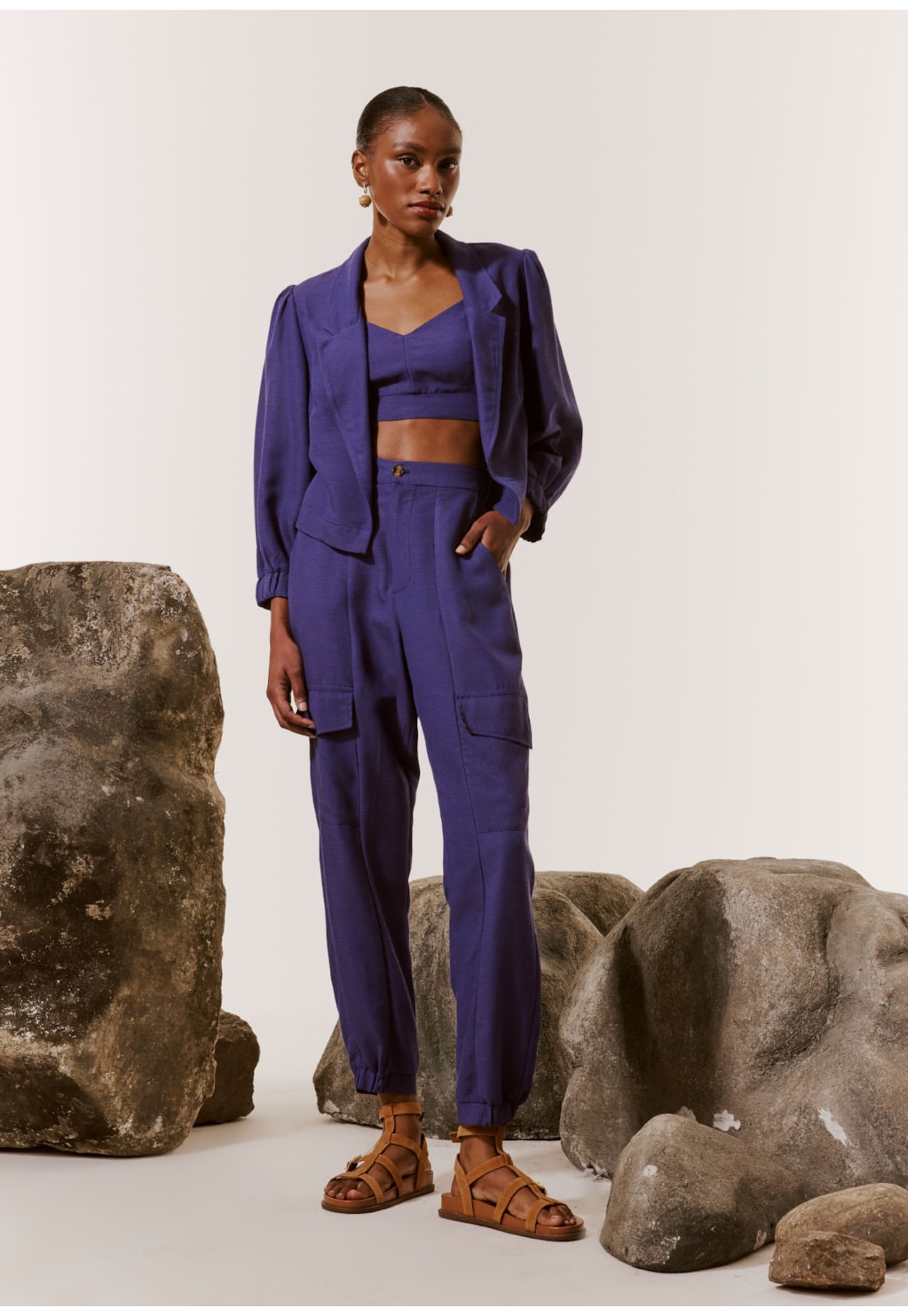 Calça Jogger Recortes Bolsos