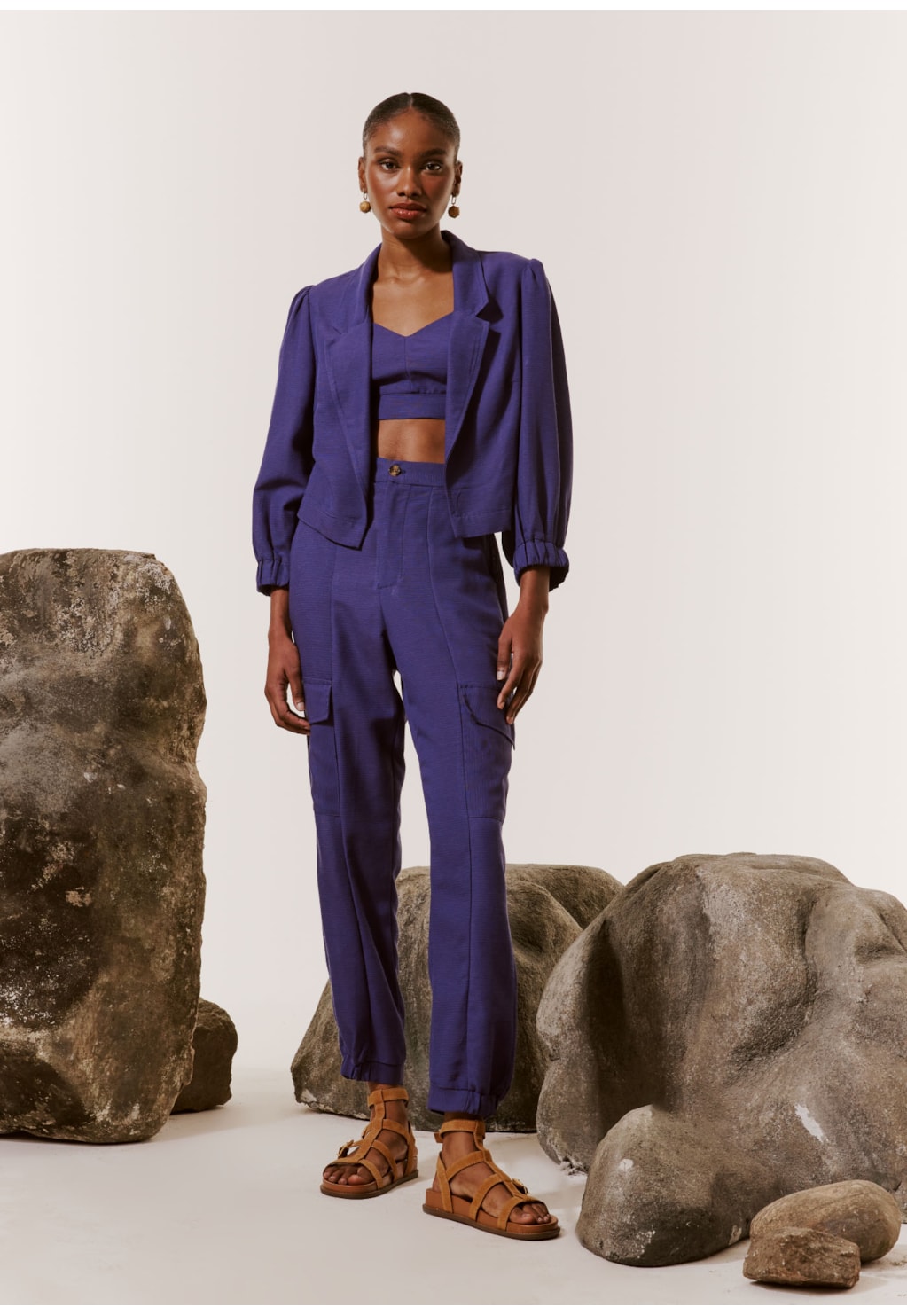 Calça Jogger Recortes Bolsos