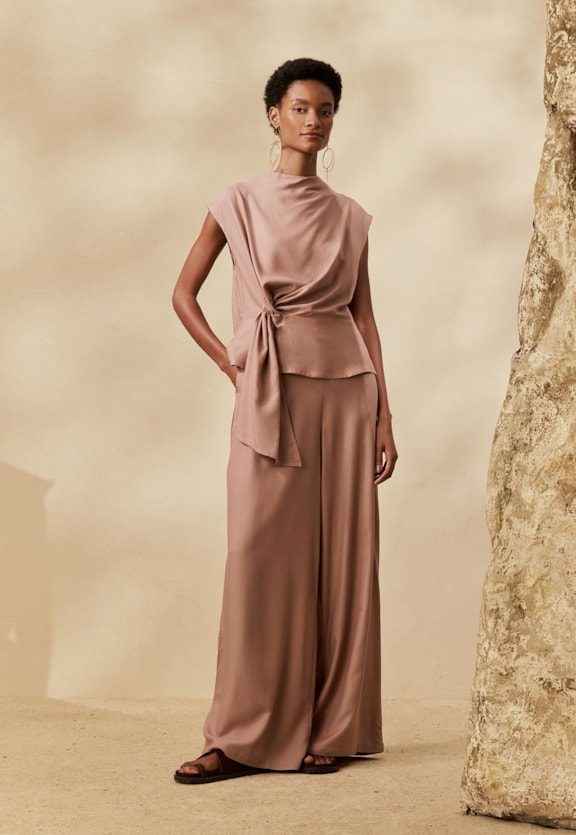 Calça Pantalona Ampla Lisa  Vista Frontal