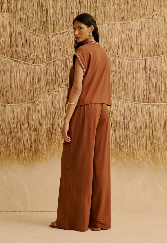 Calça Pantalona Com Bolso Lateral Vista Traseira