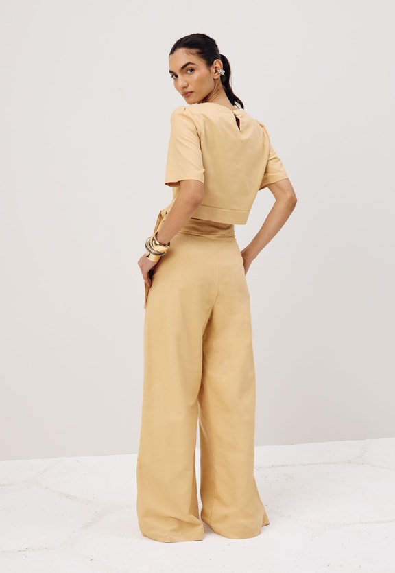 Calça Pantalona com Bolsos Vista Traseira