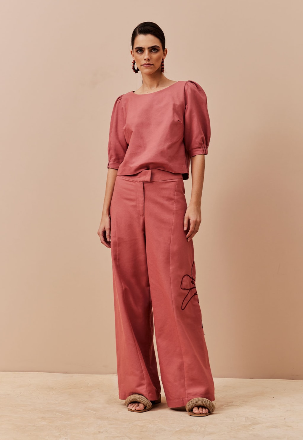 Calça Pantalona com Bordado