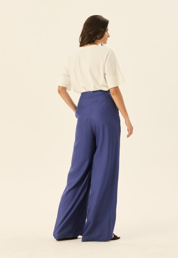 Calça Pantalona com Caimento Longo e Bolsos Vista Traseira