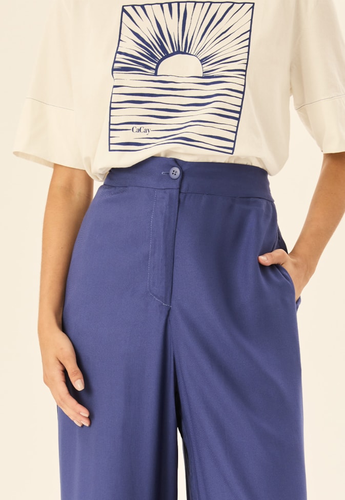 Calça Pantalona com Caimento Longo e Bolsos