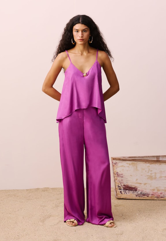 Calça Pantalona com Caimento Longo e Bolsos Vista Frontal