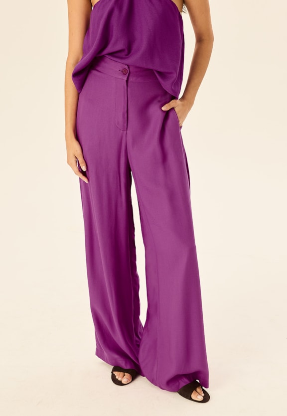 Calça Pantalona com Caimento Longo e Bolsos Vista Traseira