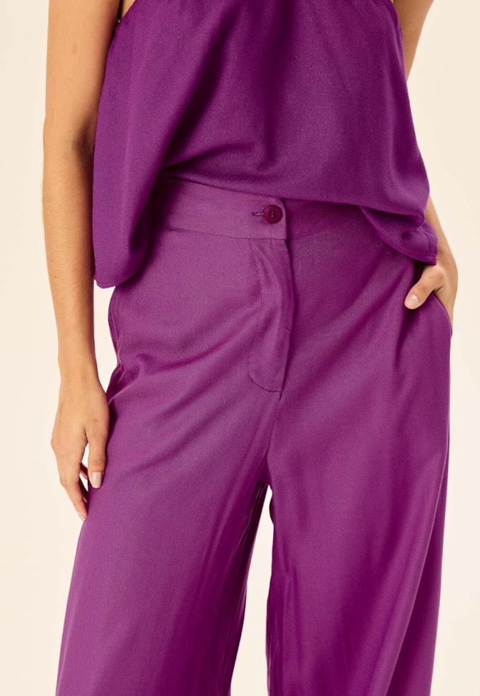 Calça Pantalona com Caimento Longo e Bolsos