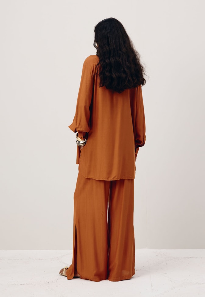 Calça Pantalona com Fenda e Elástico