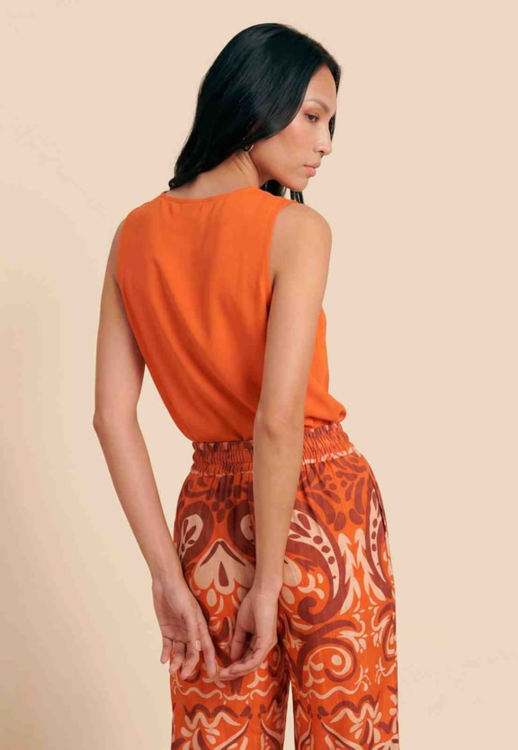 Calça Pantalona Com Pala Estampada Vista Traseira
