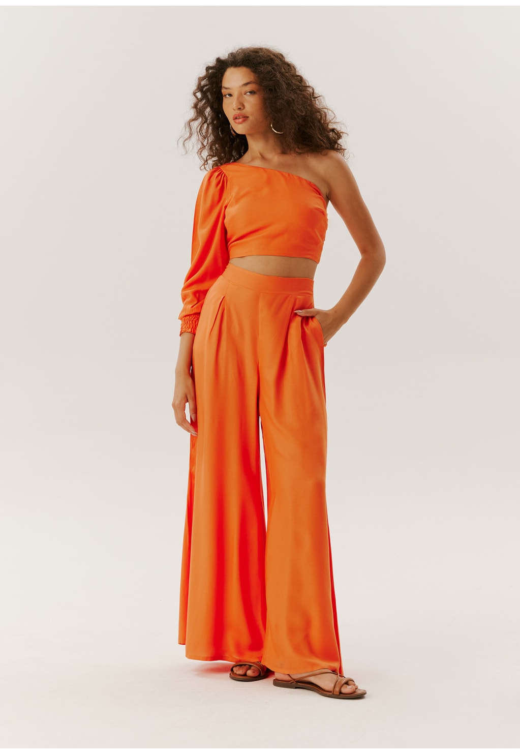 Calça Pantalona com Pregas e Bolso