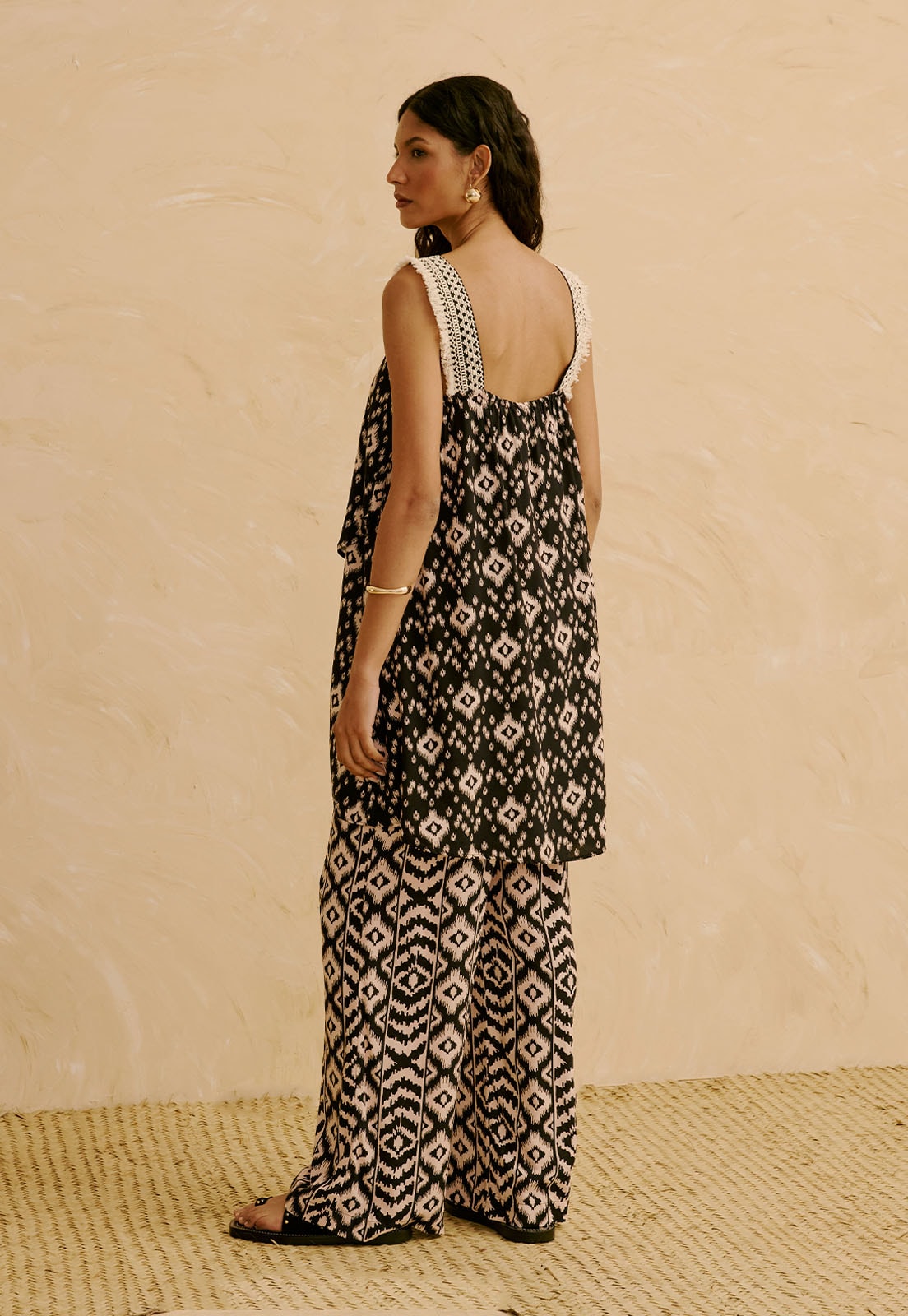 Calça Pantalona Elástico Costas Estampada Puno Vista Traseira