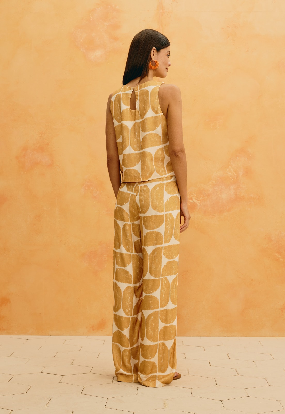 Calça Pantalona Estampada Del Oro Vista Traseira
