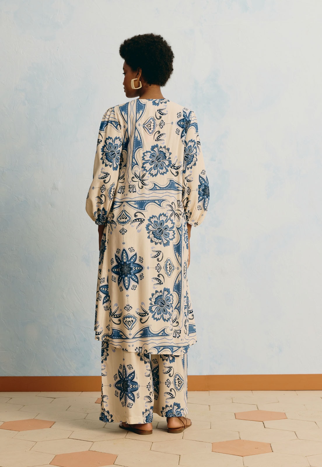 Calça Pantalona Estampada Jasmin Azul Vista Traseira
