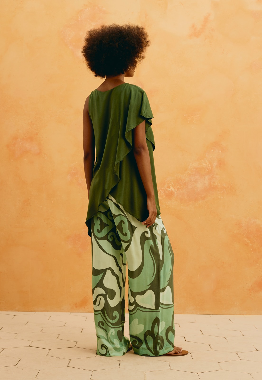 Calça Pantalona Estampada Nativa Vista Traseira