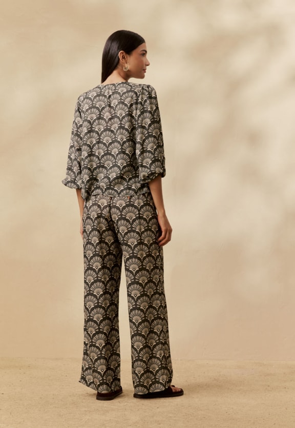 Calça Pantalona Estampada Puna Vista Traseira