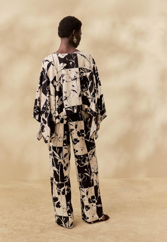 Calça Pantalona Estampada Yareta Vista Traseira