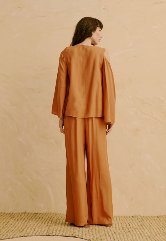 Calça Pantalona Lisa  Vista Traseira