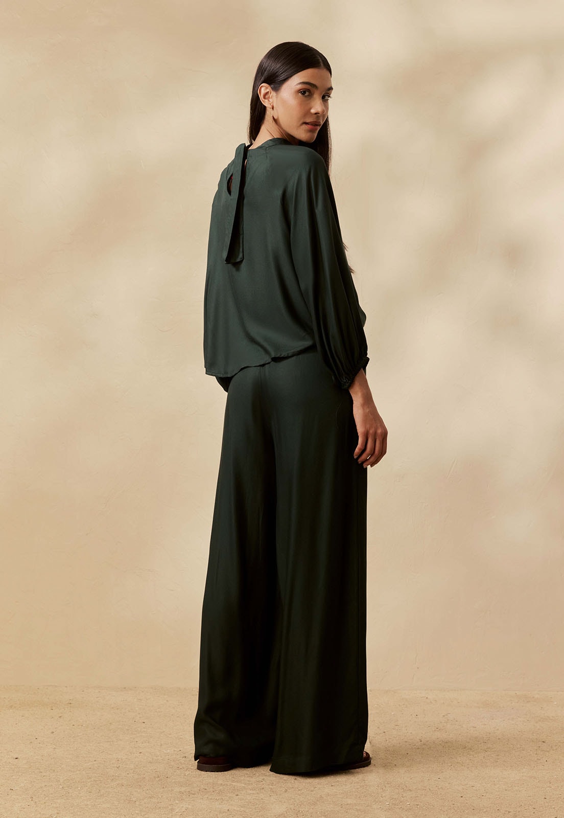 Calça Pantalona Lisa Vista Traseira