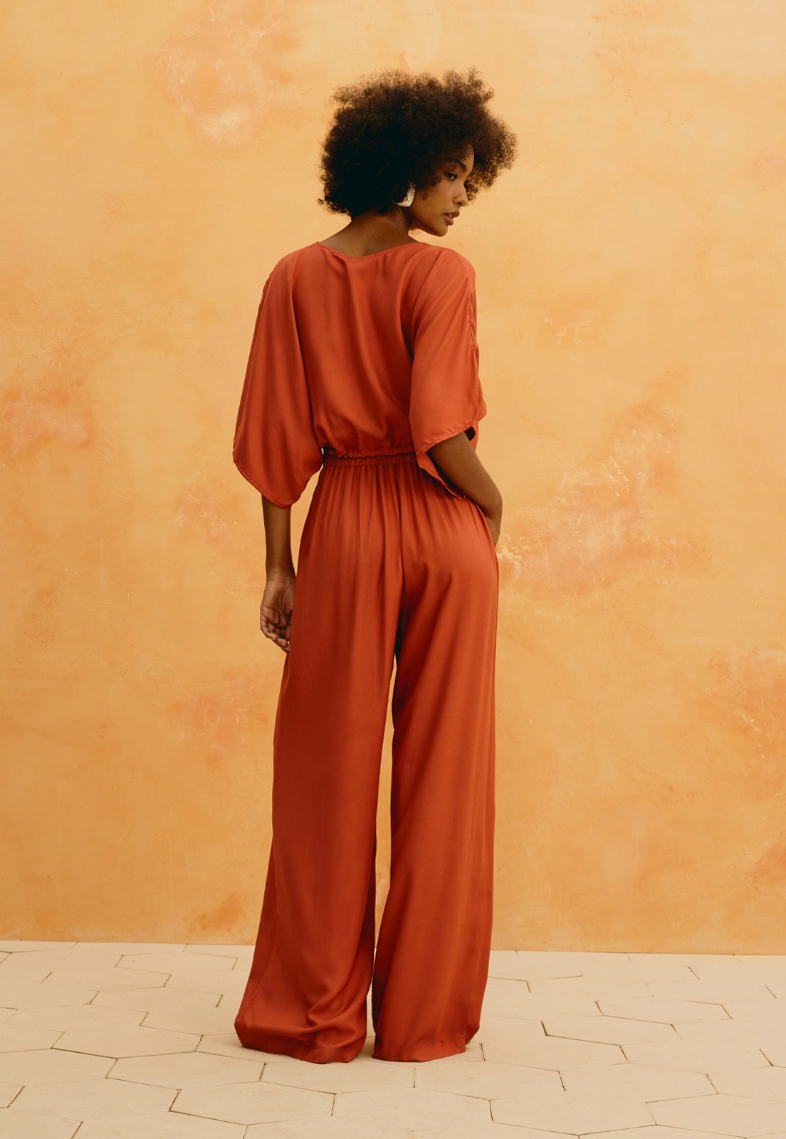 Calça Pantalona Lisa Vista Traseira