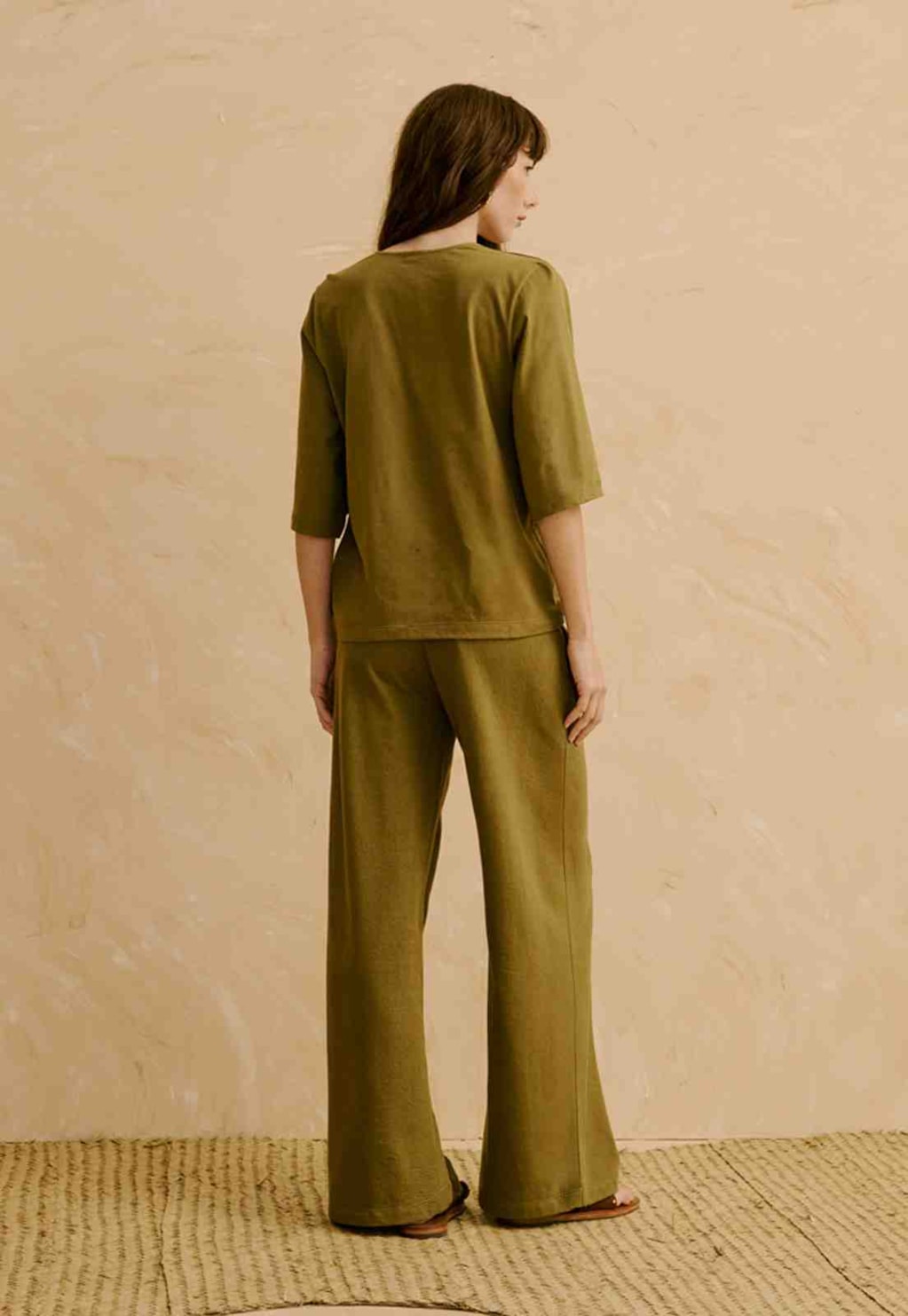 Calça Pantalona Lisa Aplicação