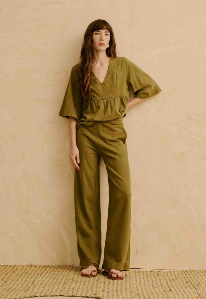 Calça Pantalona Lisa Aplicação