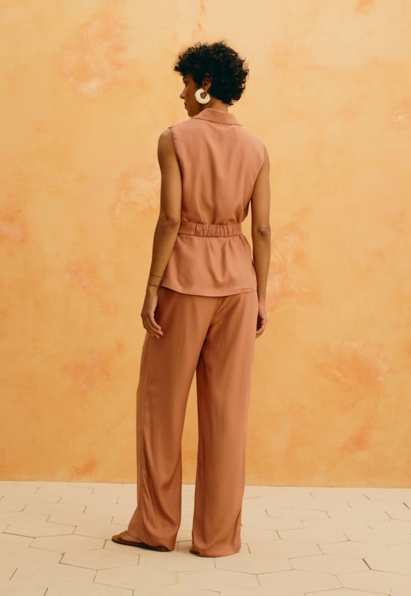 Calça Pantalona Lisa Básica Vista Traseira