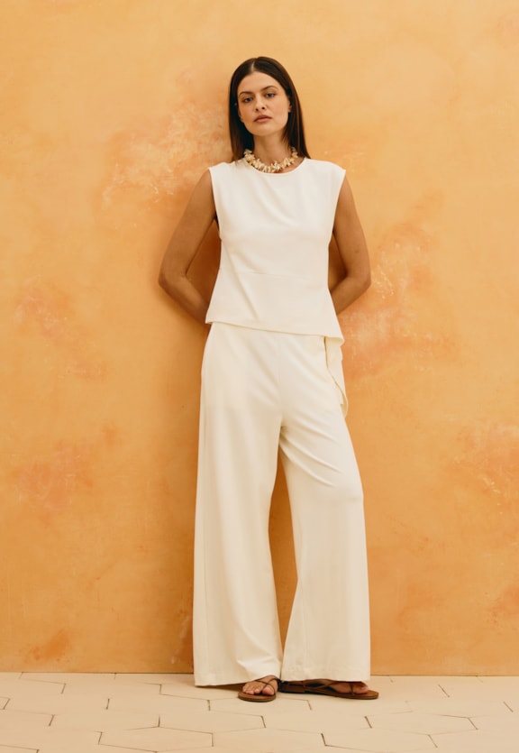 Calça Pantalona Lisa Bolsos Vista Frontal