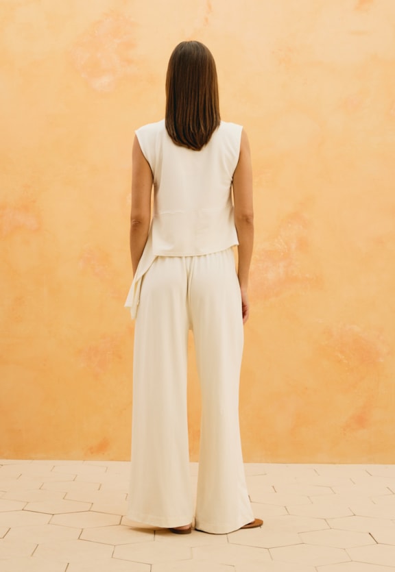 Calça Pantalona Lisa Bolsos Vista Traseira