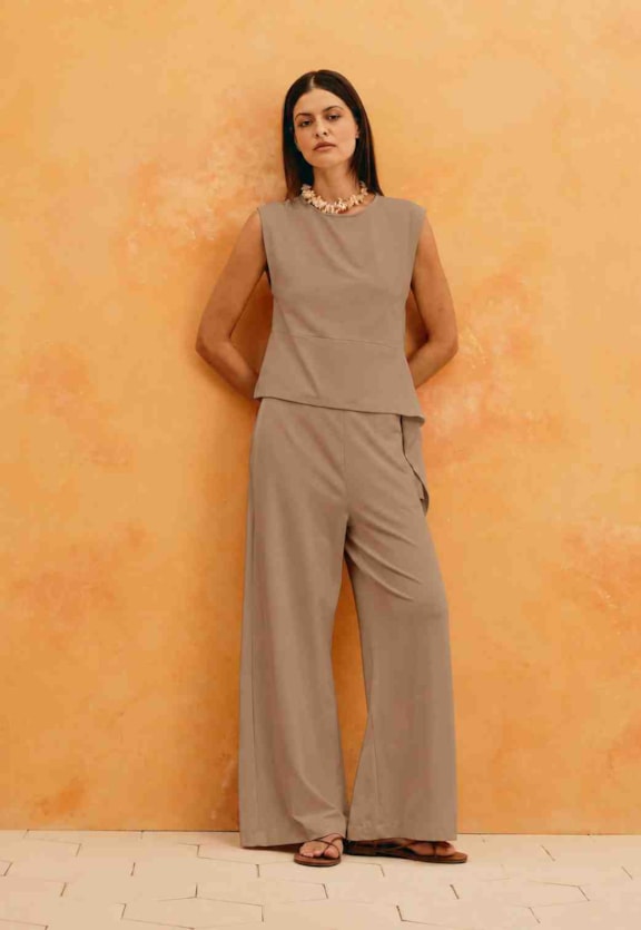 Calça Pantalona Lisa Bolsos Vista Frontal