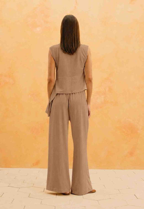Calça Pantalona Lisa Bolsos Vista Traseira