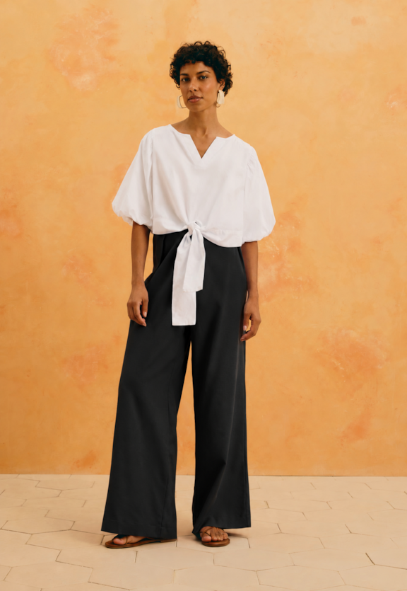Calça Pantalona Lisa Botão Lateral Vista Frontal
