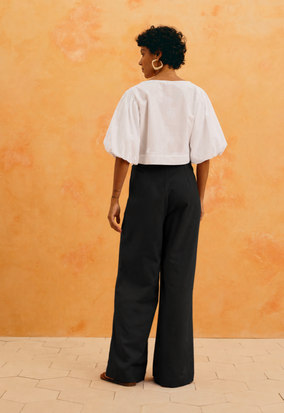 Calça Pantalona Lisa Botão Lateral Vista Traseira