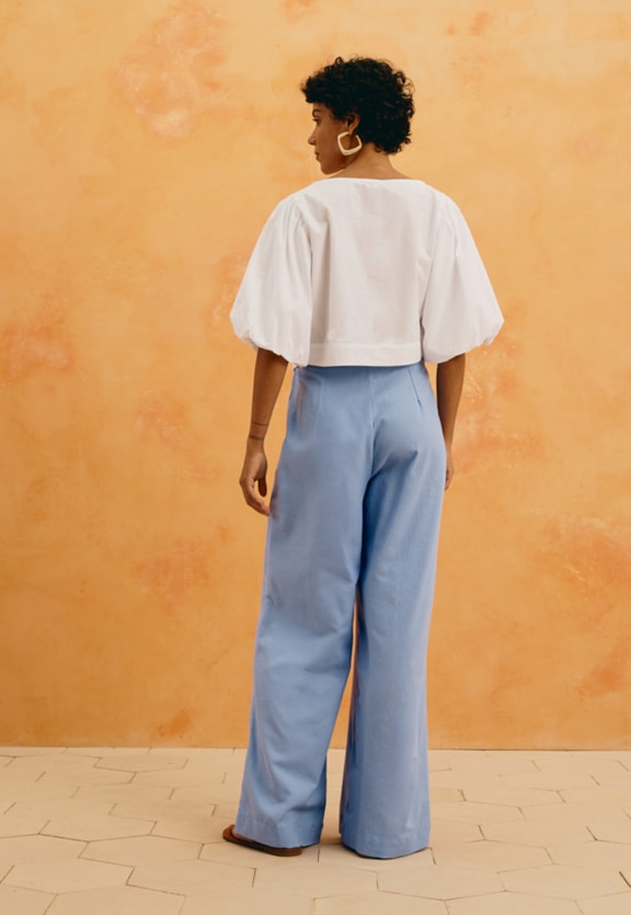 Calça Pantalona Lisa Botão Lateral Vista Traseira