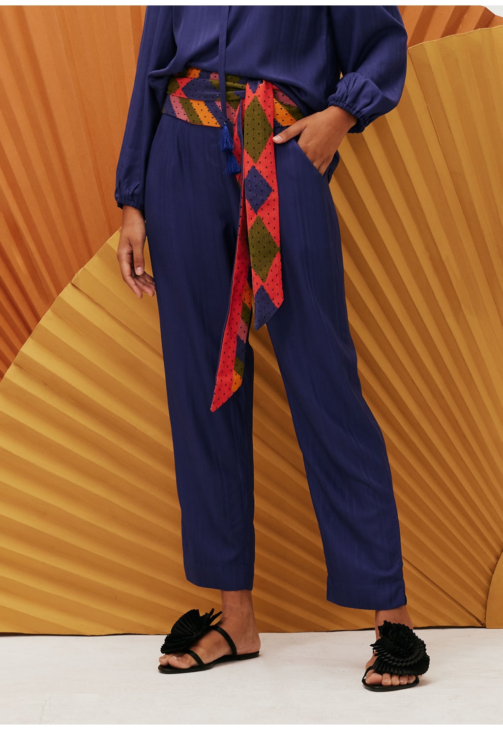 Calça Reta Abertura Falsa