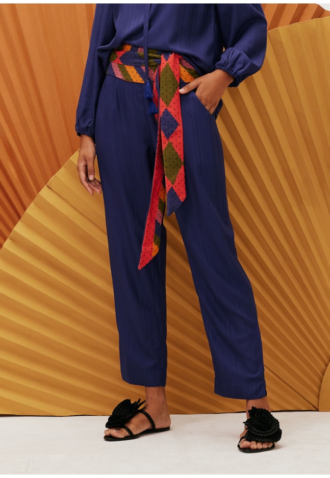 Calça Reta Abertura Falsa