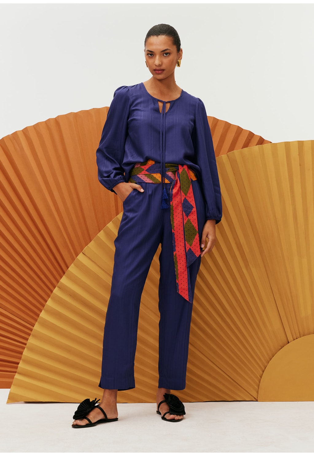 Calça Reta Abertura Falsa