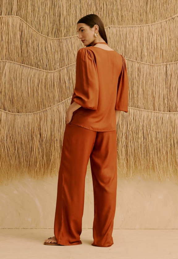 Calça Reta Cós Lisa Vista Traseira