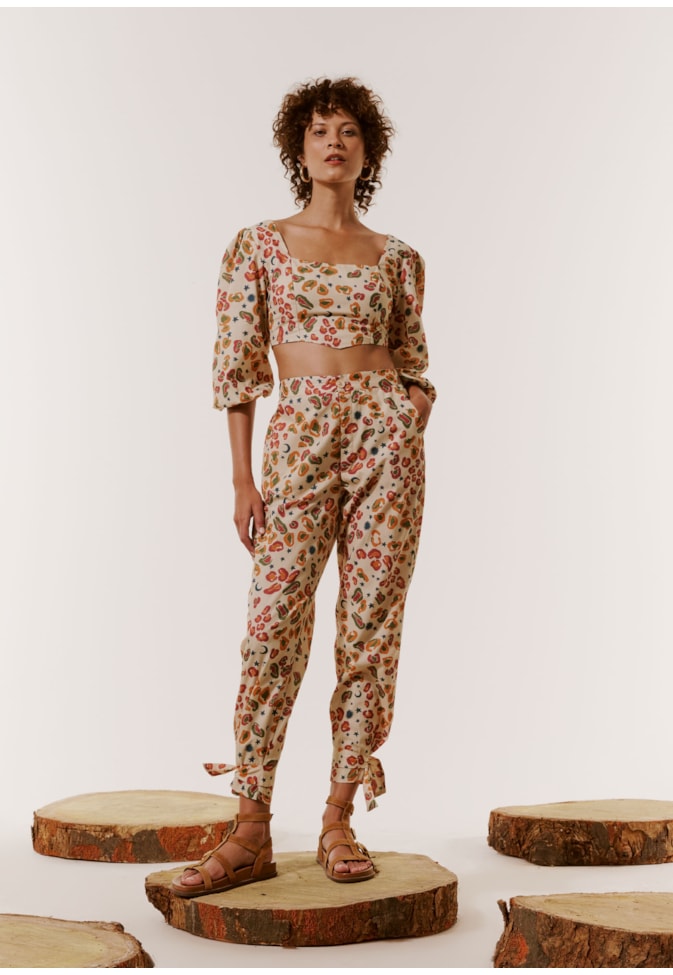 Calça Reta Detalhe Barra Estampada Onça Pintada