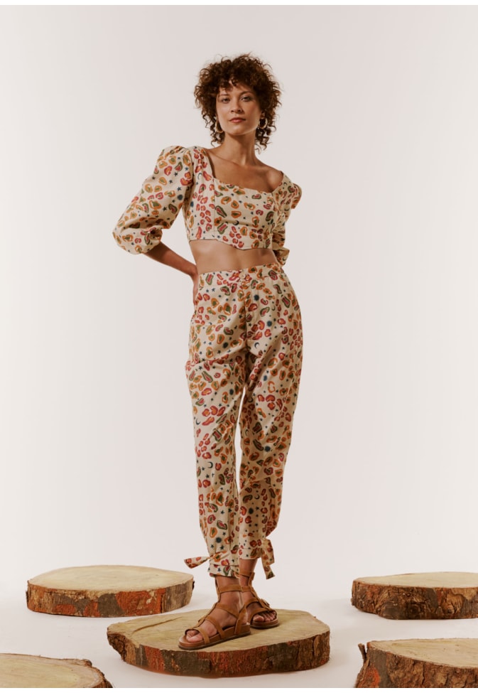 Calça Reta Detalhe Barra Estampada Onça Pintada